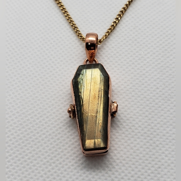 Labradorite Coffin Box pendant Necklace - Picture 6 of 16